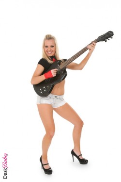 Bella sexy legs - music solo from DeskBabes.com